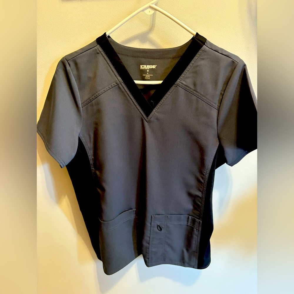 Scrub Top Size Small Color Gray/Black